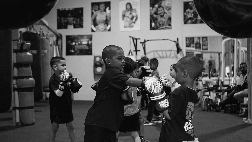criança treinando boxe
