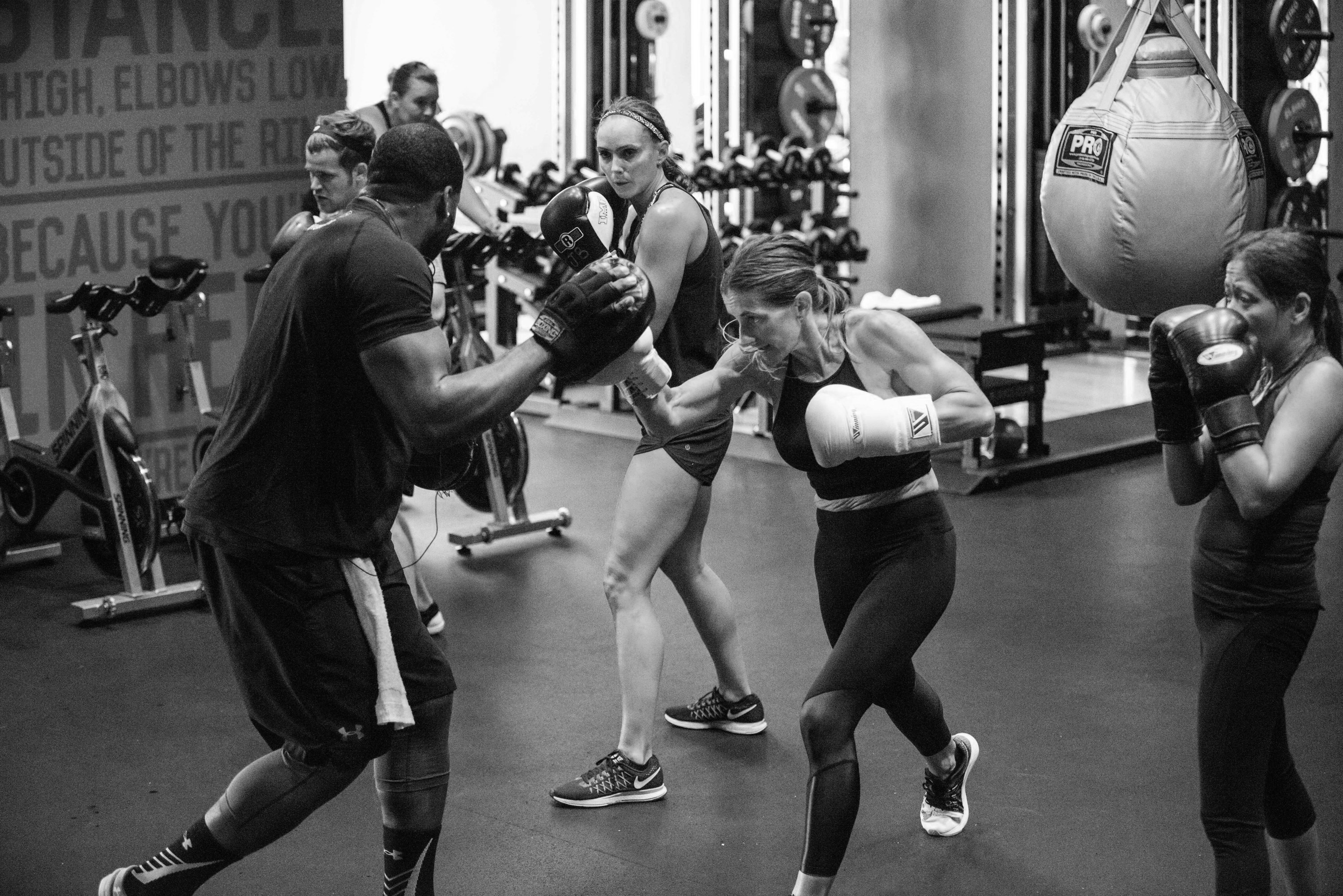 mulheres treinando boxe